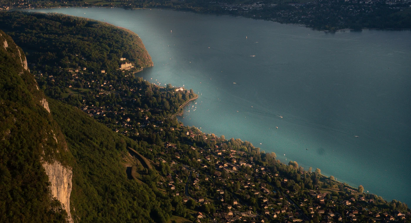 Le lac d’Annecy et les massifs alpins à la lumière du couchant
