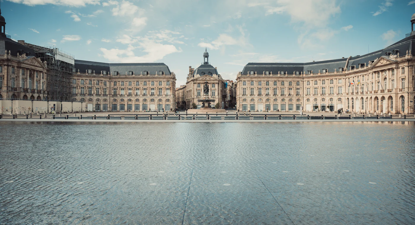 La place de la Bourse à Bordeaux reflétée dans le miroir d’eau