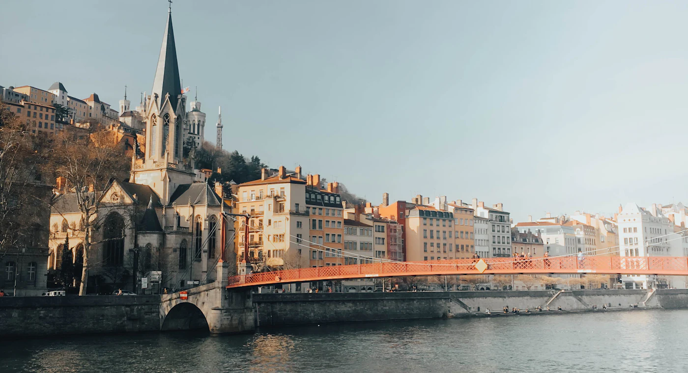 La passerelle Saint-Georges sur la Saône, les façades du Vieux Lyon et la colline de Fourvière