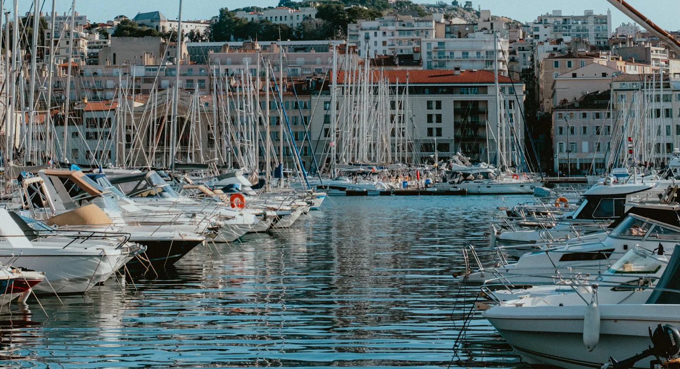 Le Vieux-Port de Marseille et la basilique Notre-Dame de la Garde sur sa colline